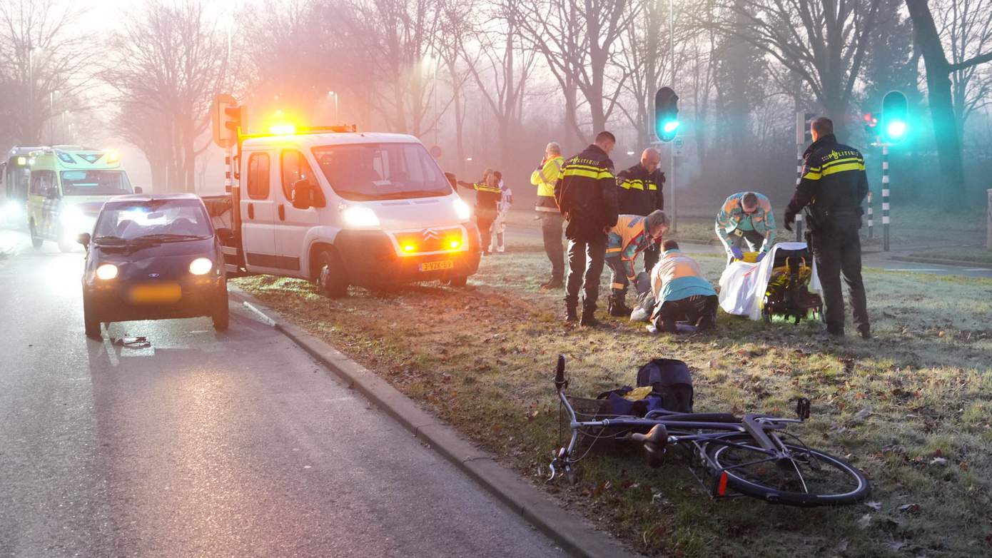 Fietsster ernstig gewond na botsing met auto (video)