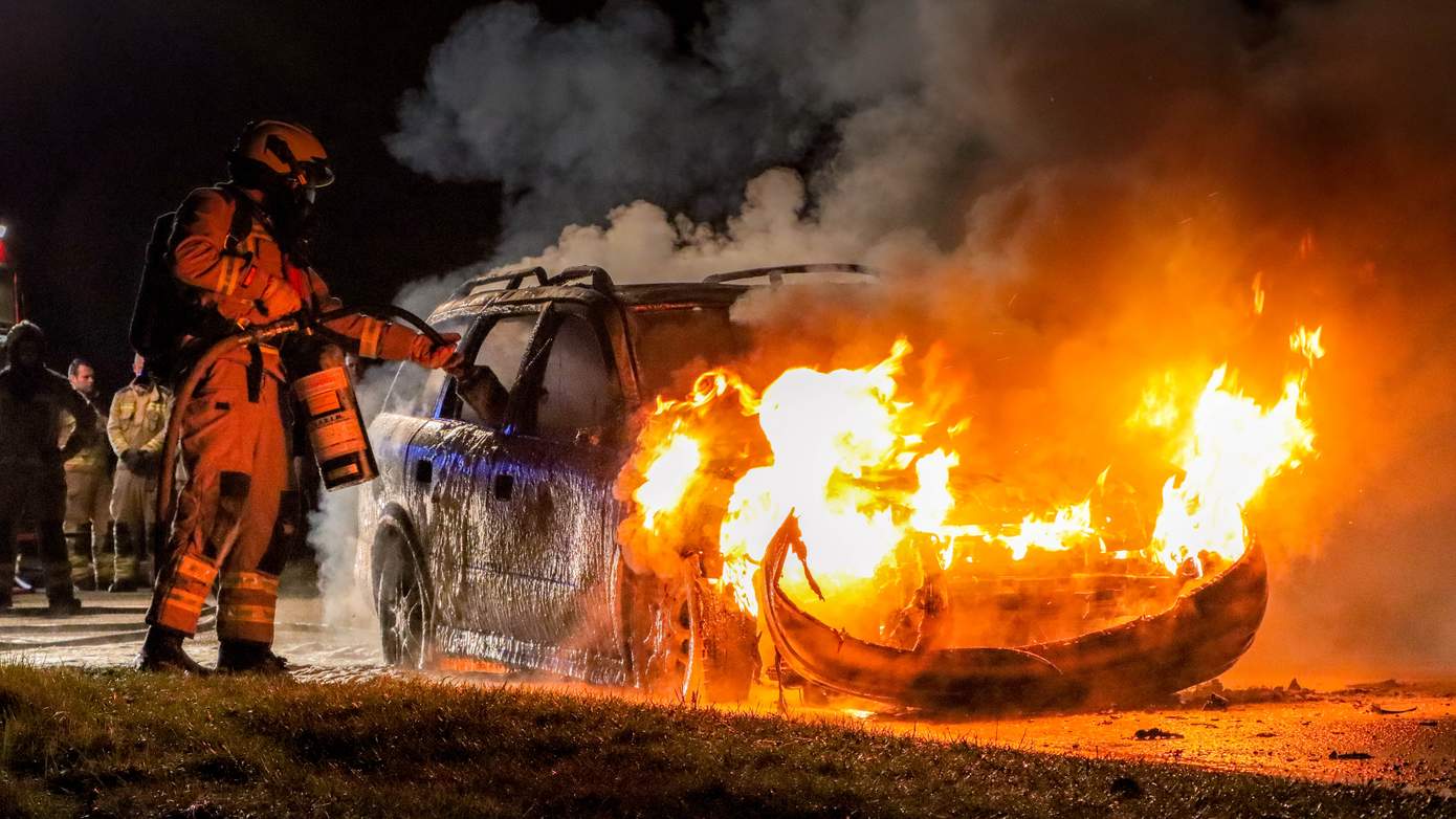 Auto vliegt tijdens het rijden in brand in Klazienaveen (video)