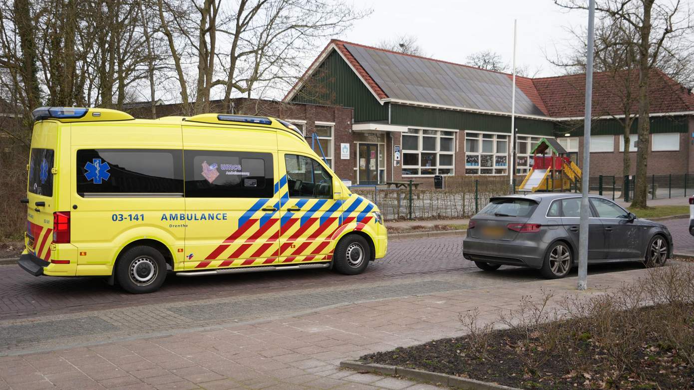 Fietser gewond na botsing met auto in Weerdinge