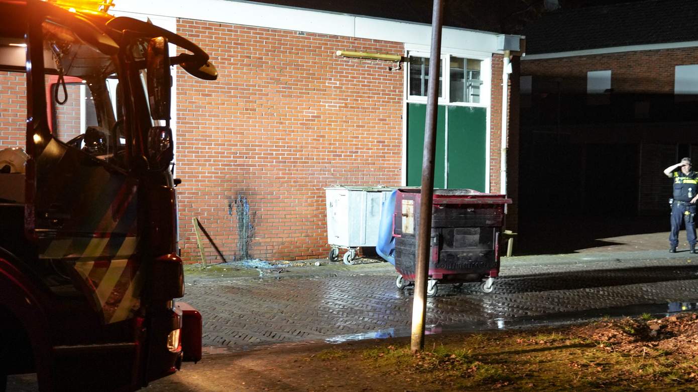 Brandweer voorkomt erger bij containerbrand tegen winkelpand