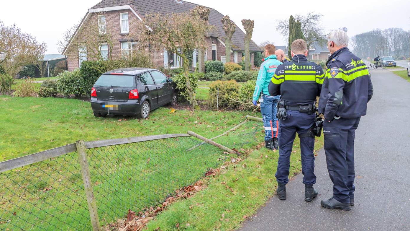 Automobilist rijdt hek plat en belandt in tuin