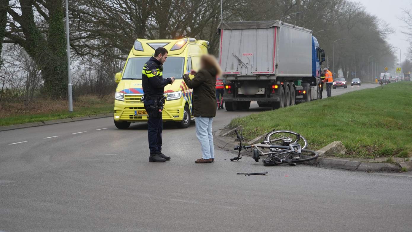 Fietser gewond na aanrijding met vrachtwagen