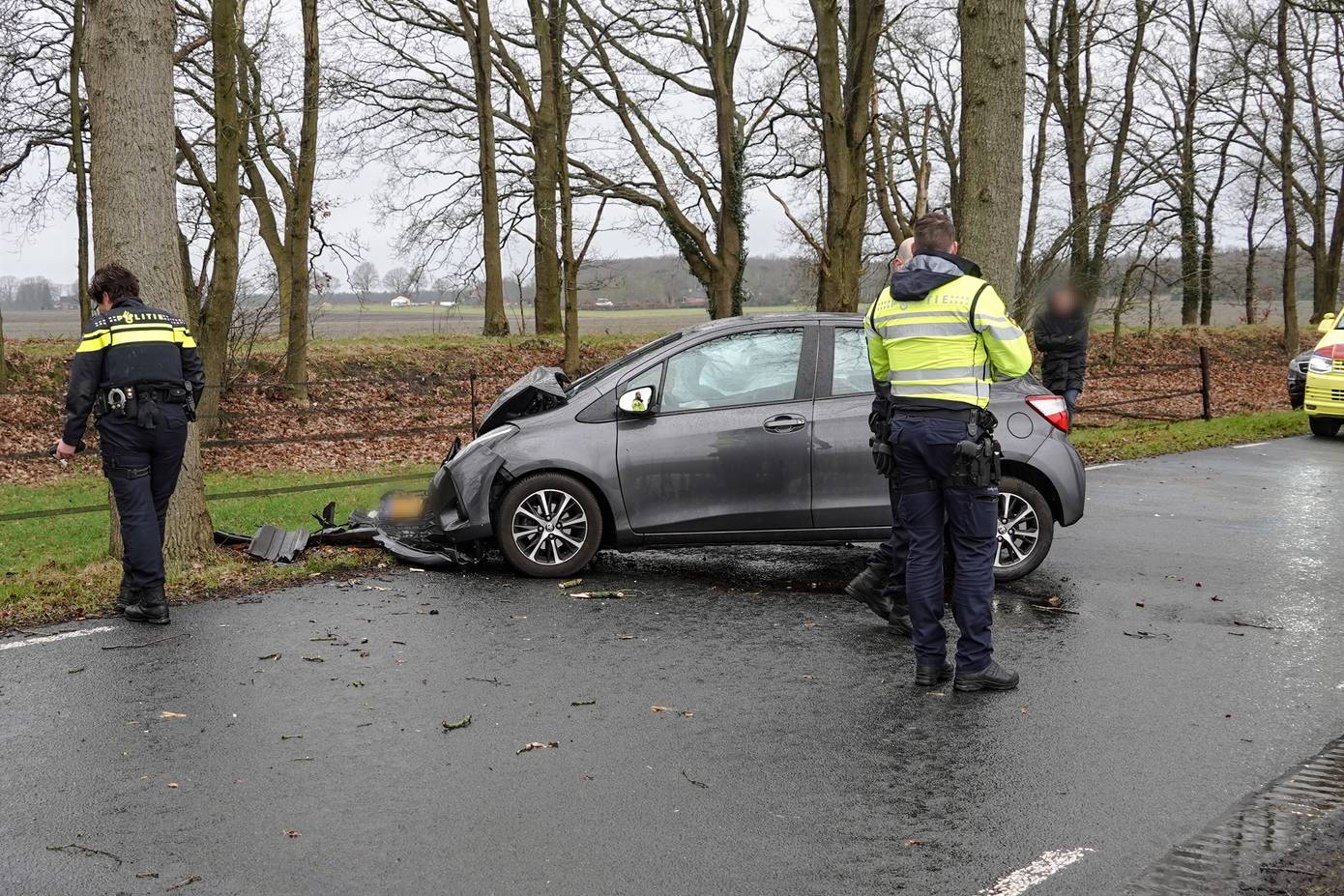 Gewonde bij botsing tegen boom in Buinen (Video)