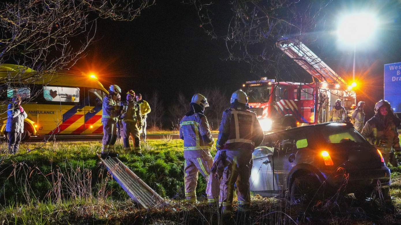 Auto belandt over de sloot in de bosjes op N381