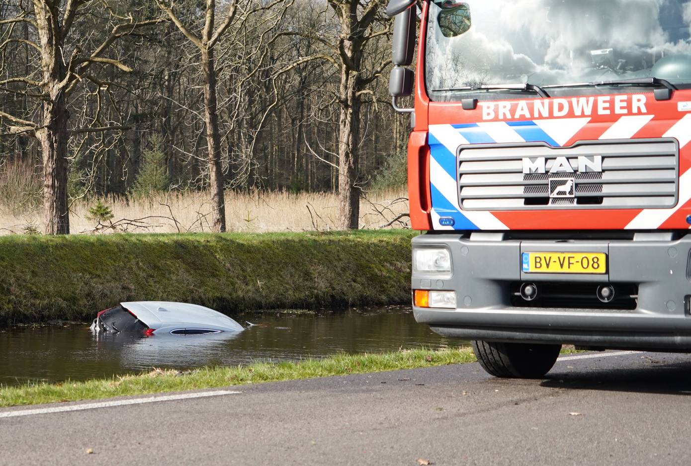 Vier gewonden nadat auto te water raakt in Veenhuizen