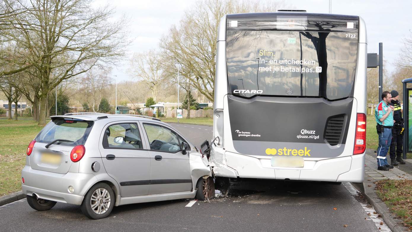 Veel schade nadat auto achter op bus rijdt