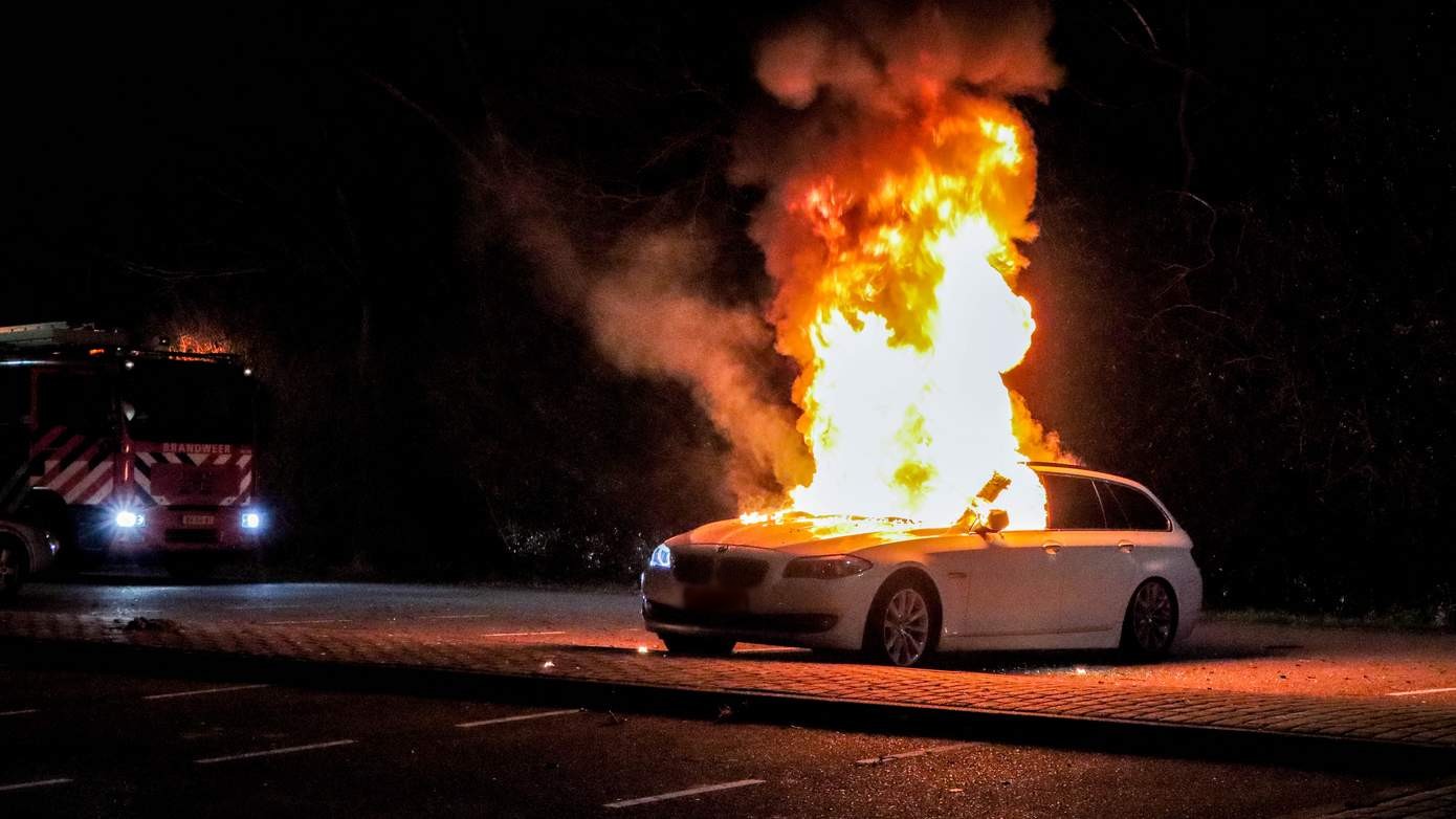 Auto volledig uitgebrand op carpoolplaats A37