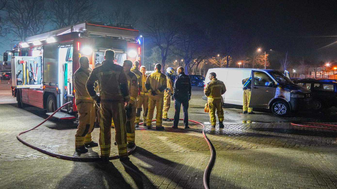 Geparkeerd busje in brand op parkeerplaats ACV Assen