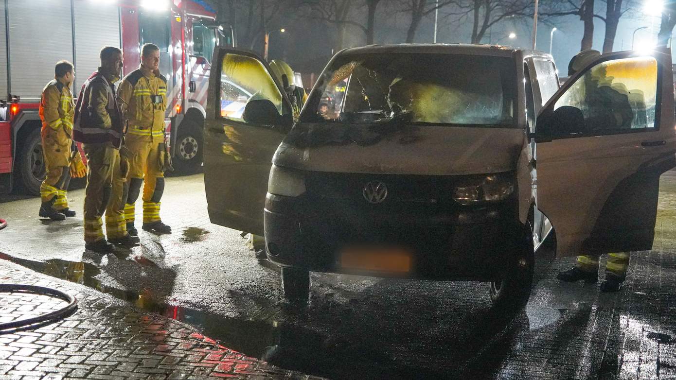 Politie gaat uit van brandstichting van busje in Assen en zoekt getuigen