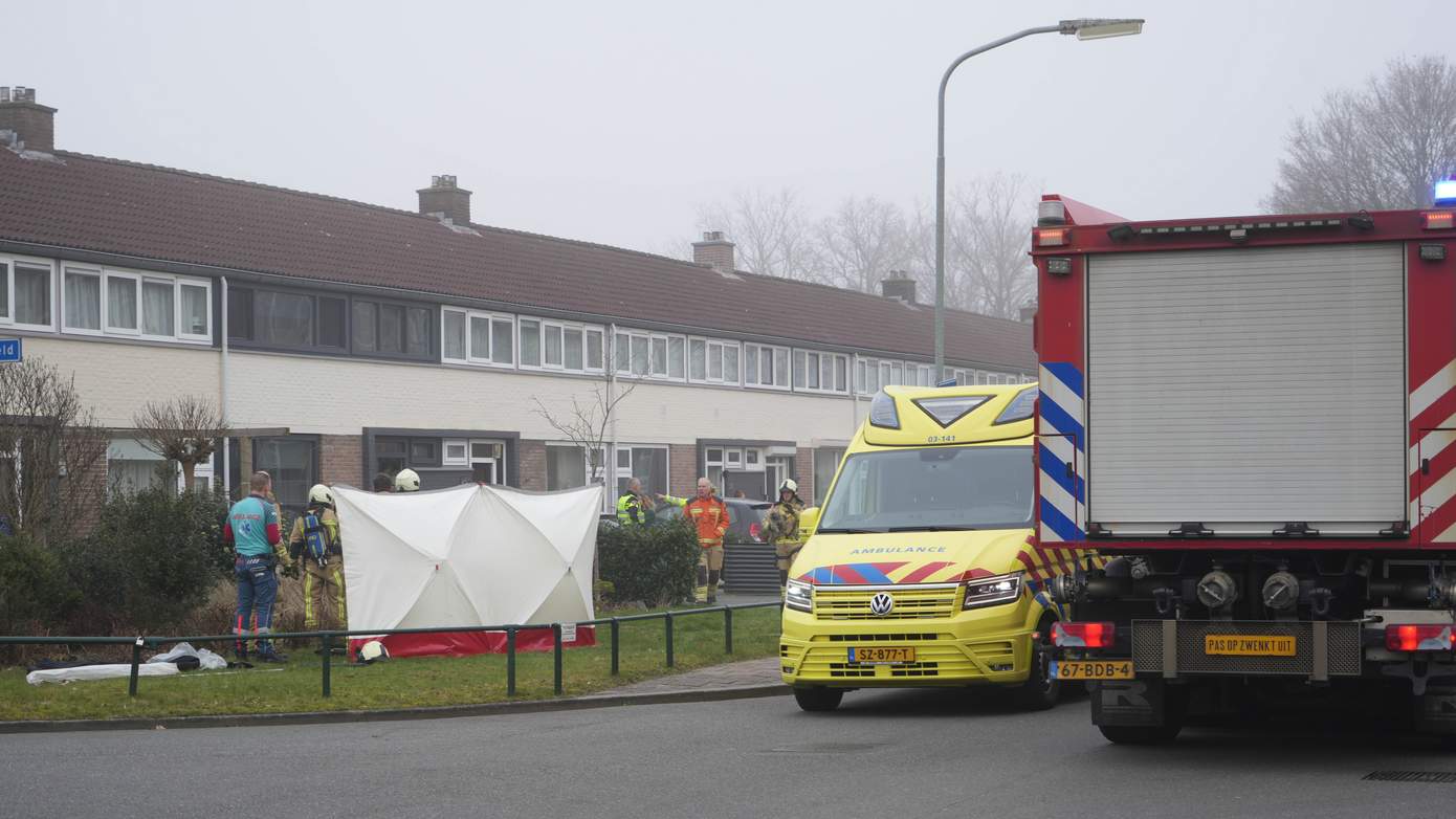 Bewoner gewond bij woningbrand; brandweer redt twee honden