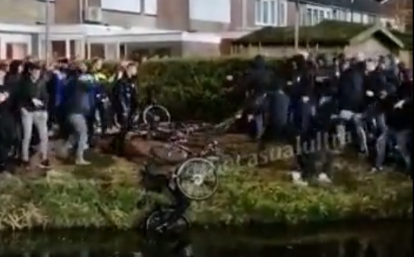 Supporters FC-Emmen en Volendam gooien met fietsen na wedstrijd (video)