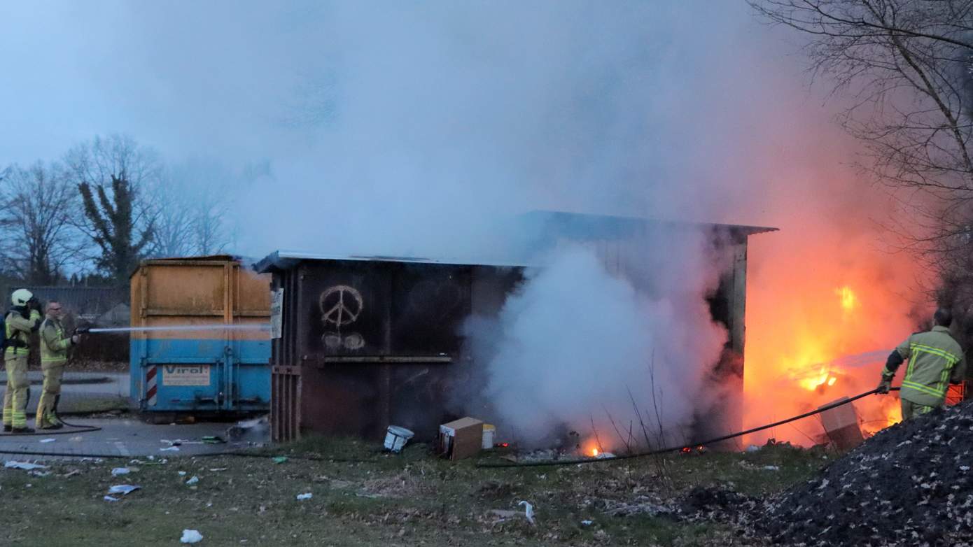 Grote containers met papier in brand gestoken (video)