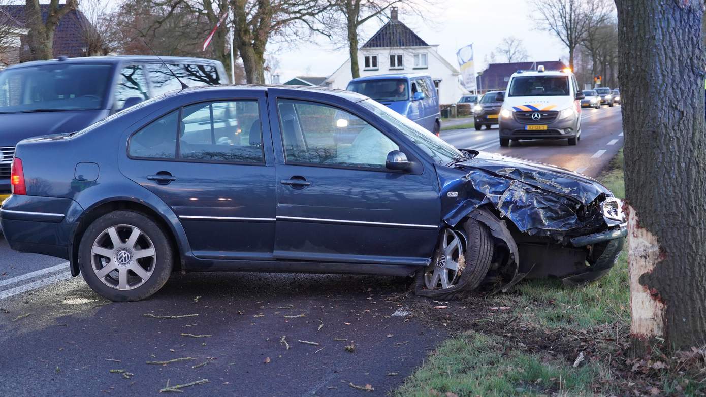 Automobilist komt met de schrik vrij na botsing tegen boom