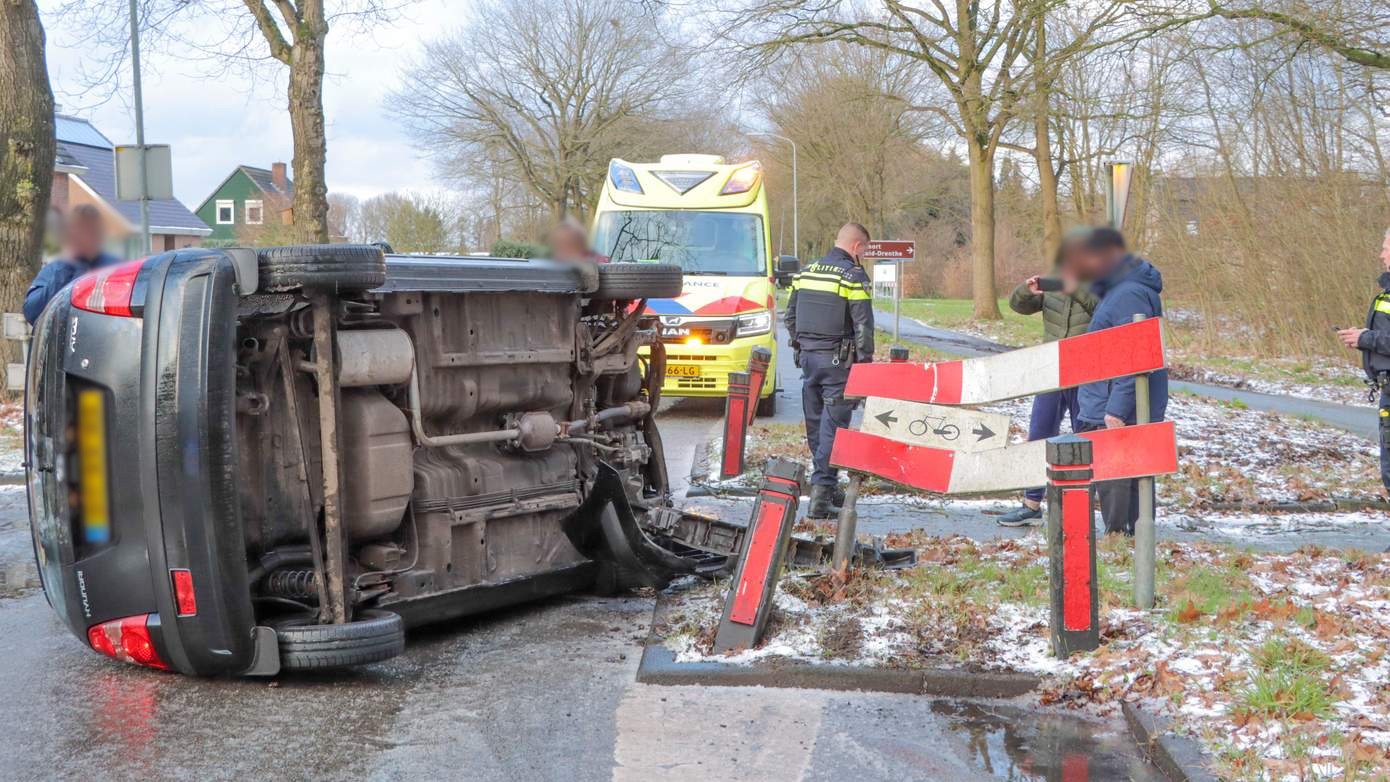 Auto botst tegen paaltje en belandt op de kant tijdens hagelbui (video)