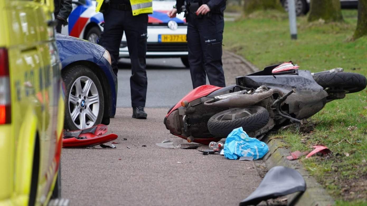 Scooterrijder gewond na botsing met auto