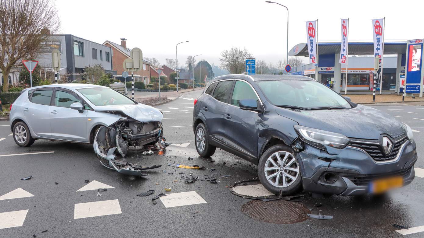 Veel schade na ongeval op kruising in Emmen