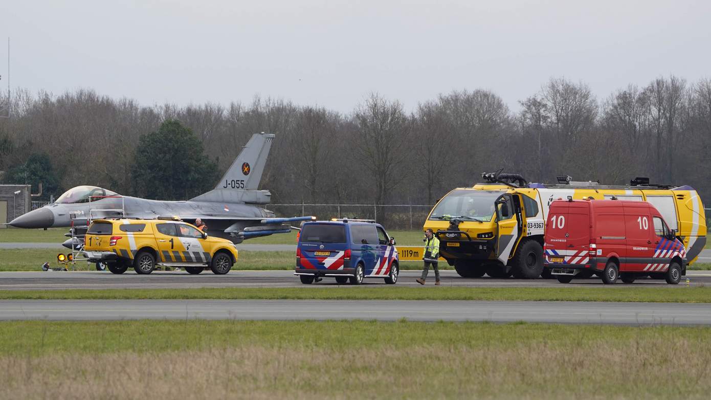 F-16 maakt voorzorgslanding na botsing met vogel