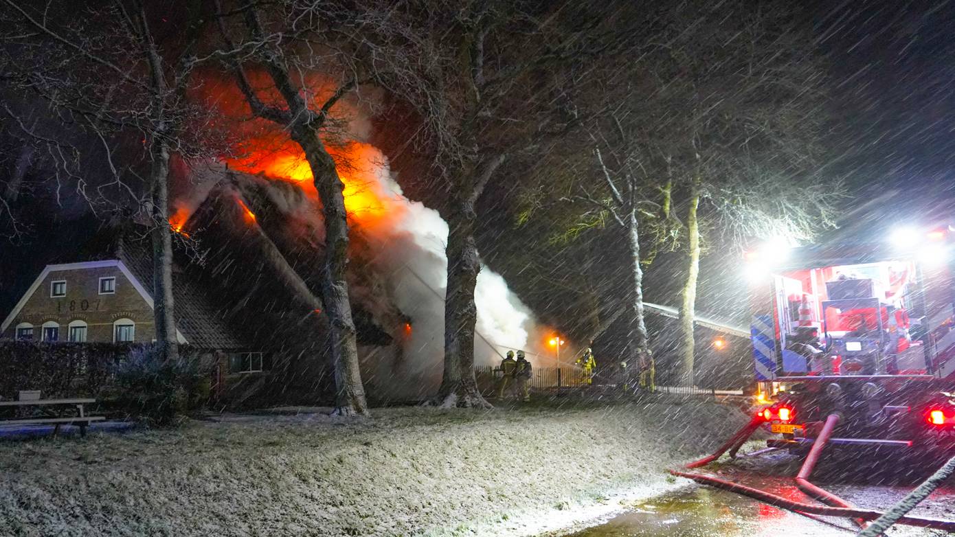 Grote brand bij rietgedekte woonboerderij in Dwingeloo