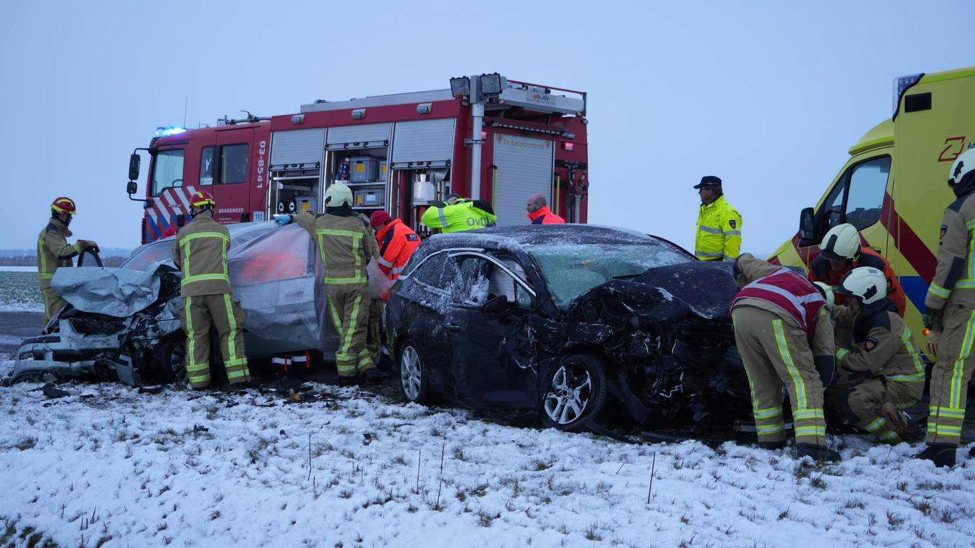 Automobilist meer dan een uur bekneld en ernstig gewond na frontale botsing (video)