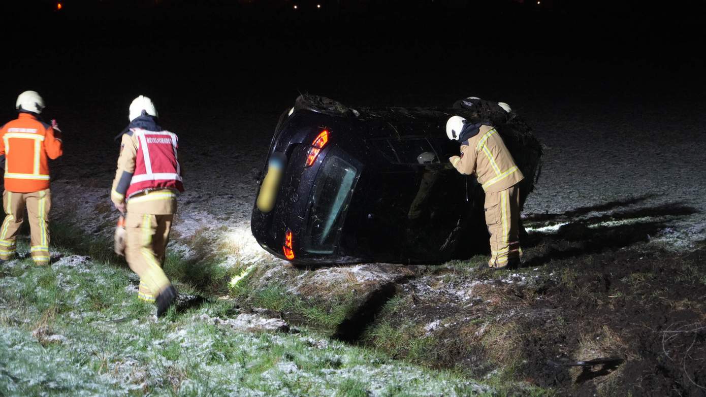 Auto vliegt meerdere keren over de kop bij ongeval op N34