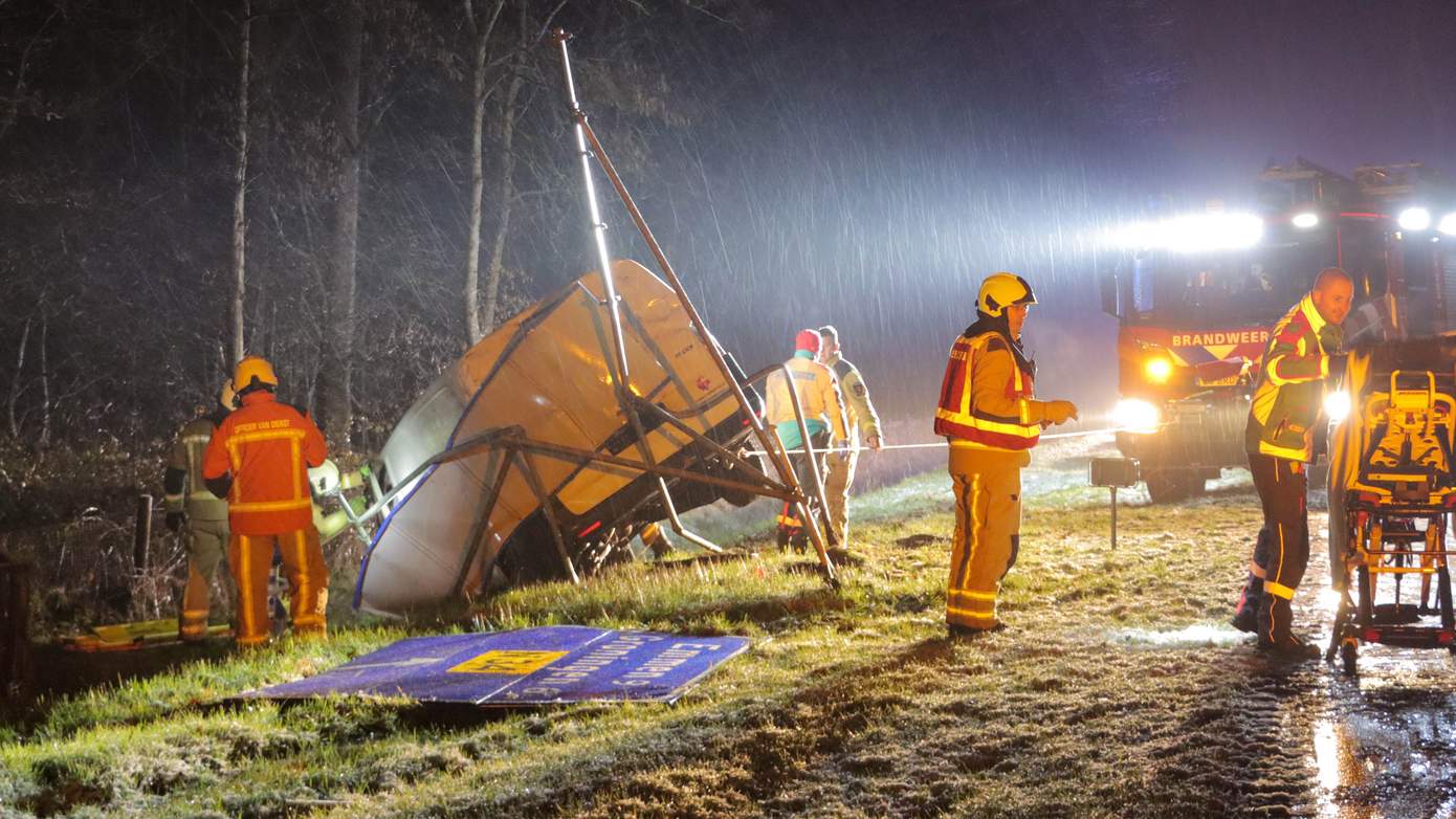 Bestuurder van busje tijd bekneld na ongeval op N34