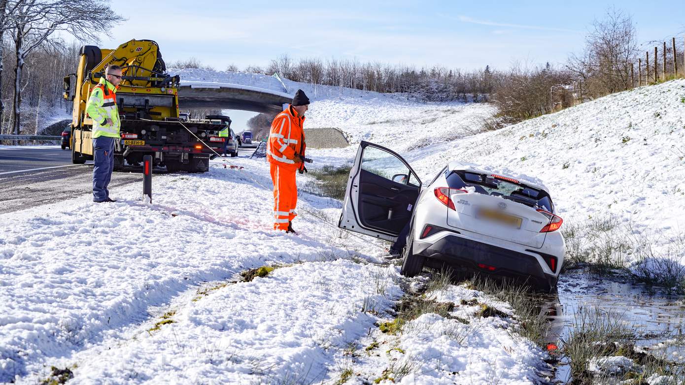 Auto glijdt van de A28 en belandt in de sloot (video)