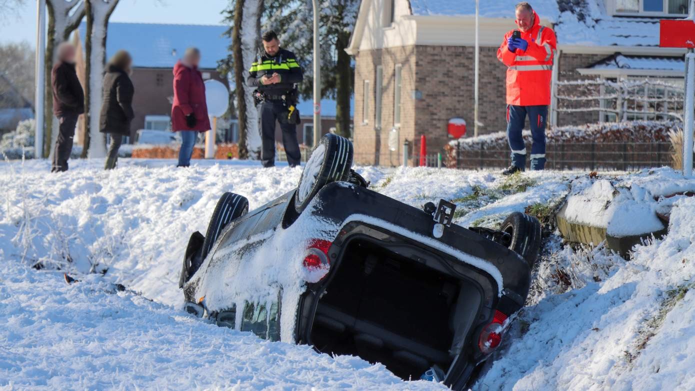 Auto op de kop de sloot in door gladheid