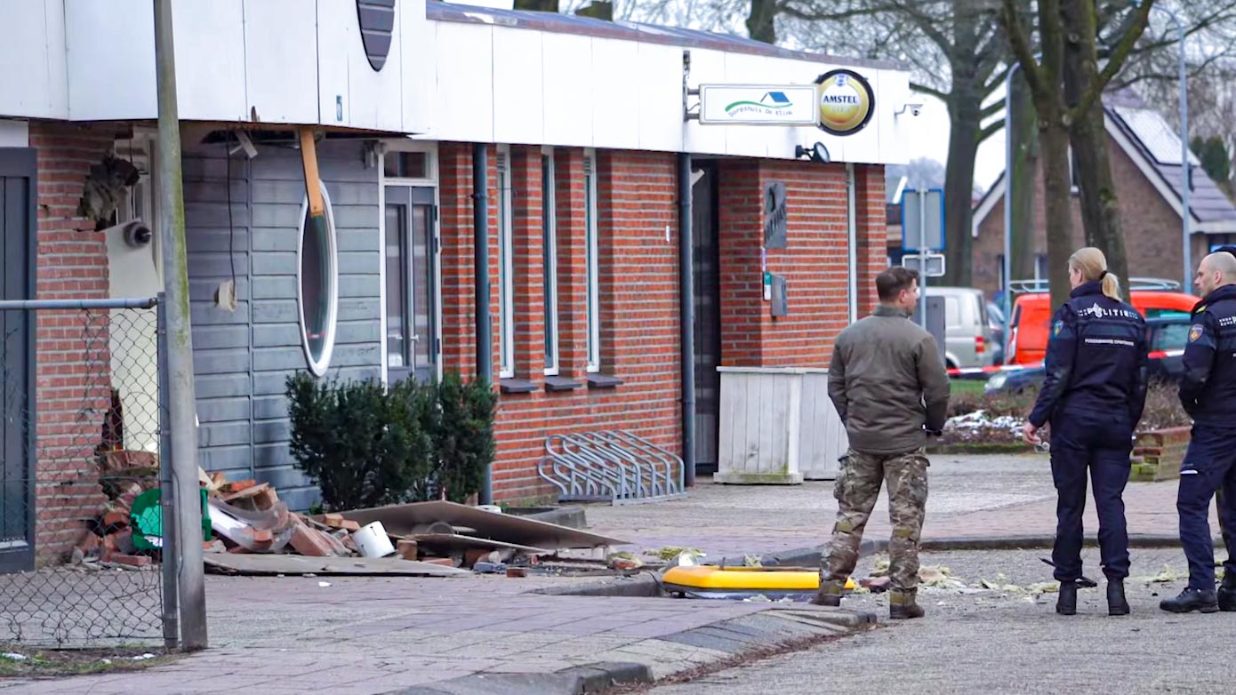 Donkerkleurige Audi gezocht na plofkraak op pinautomaat (Video)