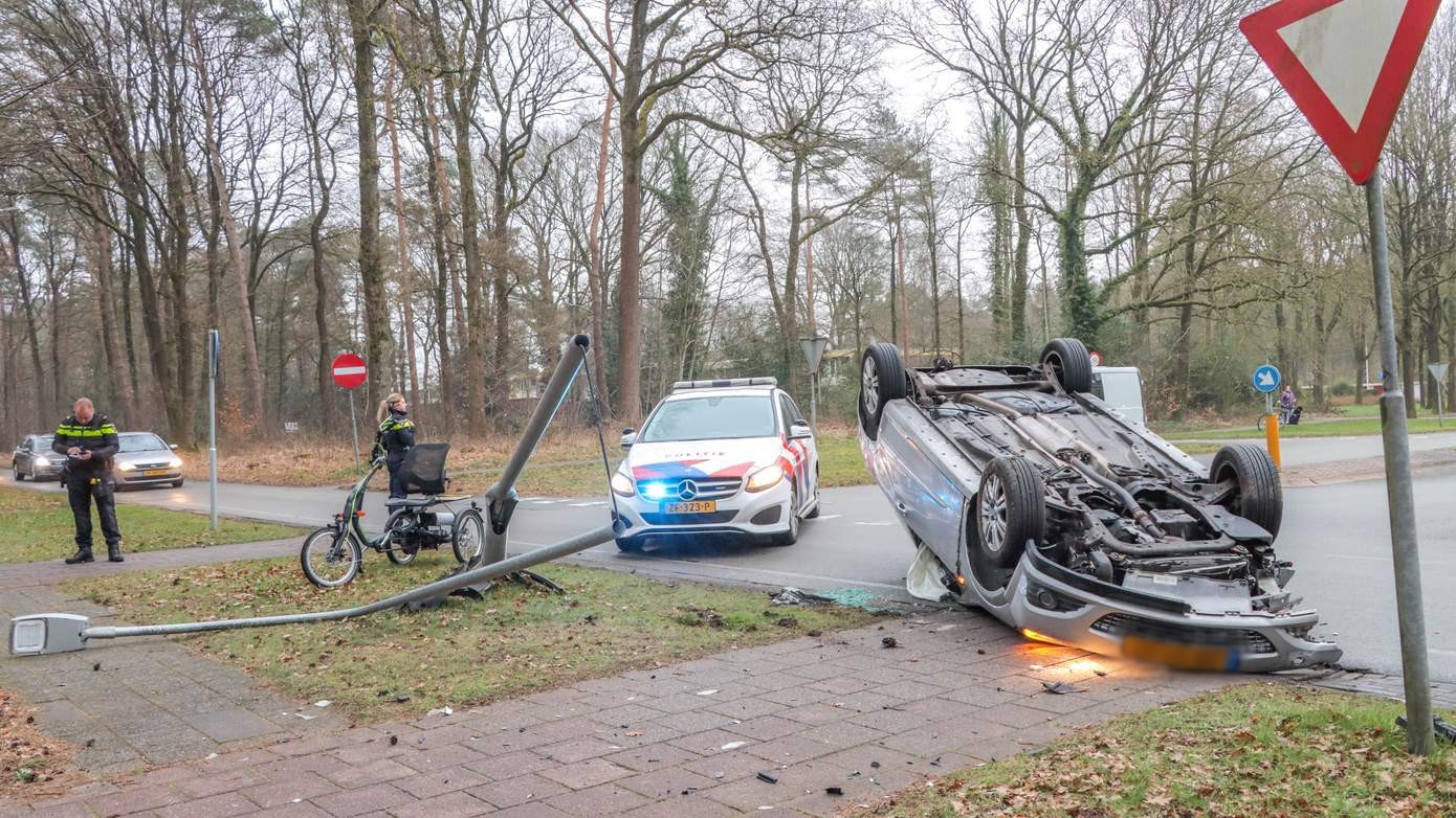 Auto vliegt over de kop na botsing met driewieler (video)