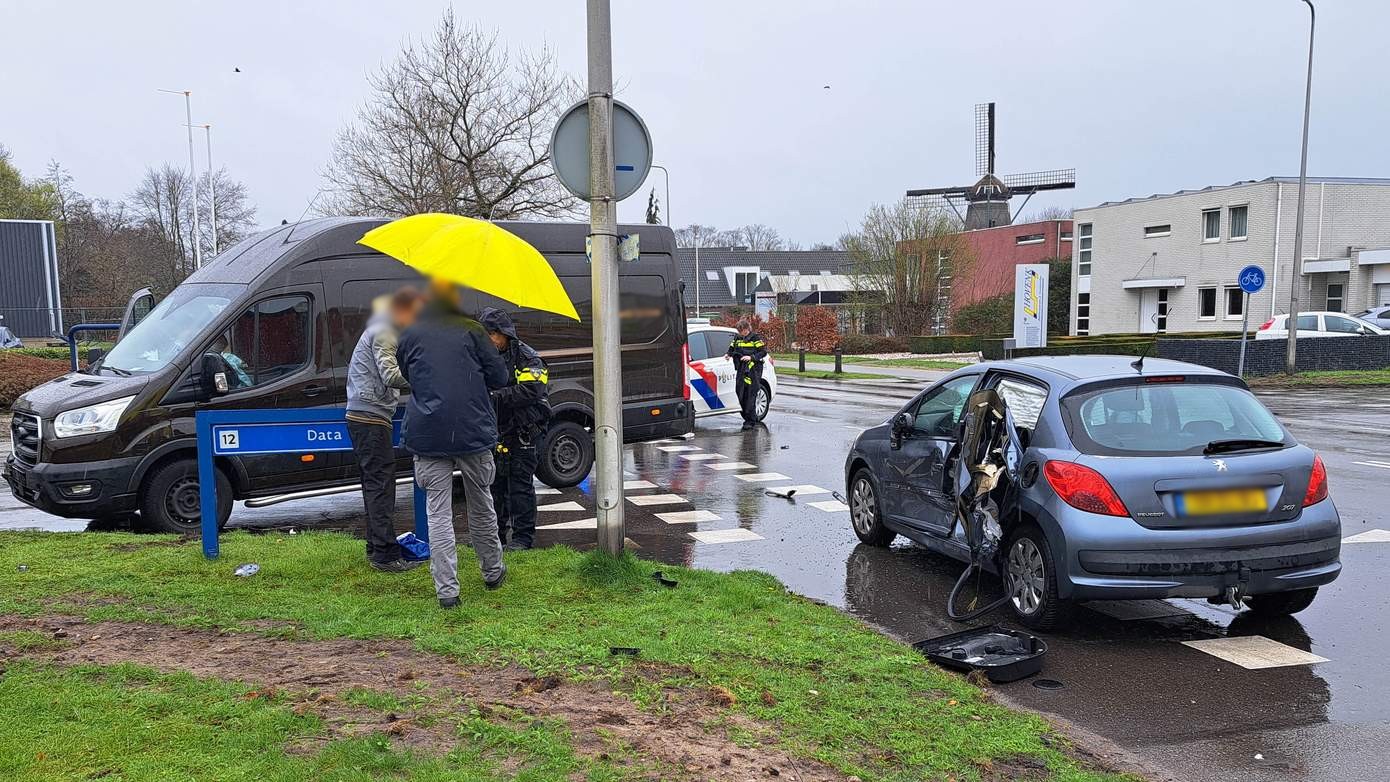 Veel schade na ongeval op kruising in Coevorden