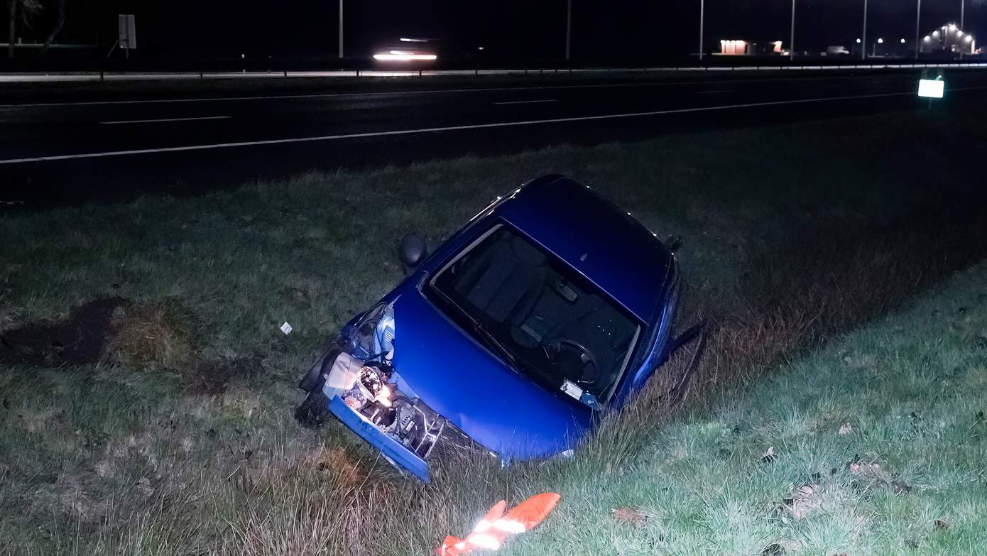 Auto raakt van de weg en belandt in de sloot naast A28 (video)