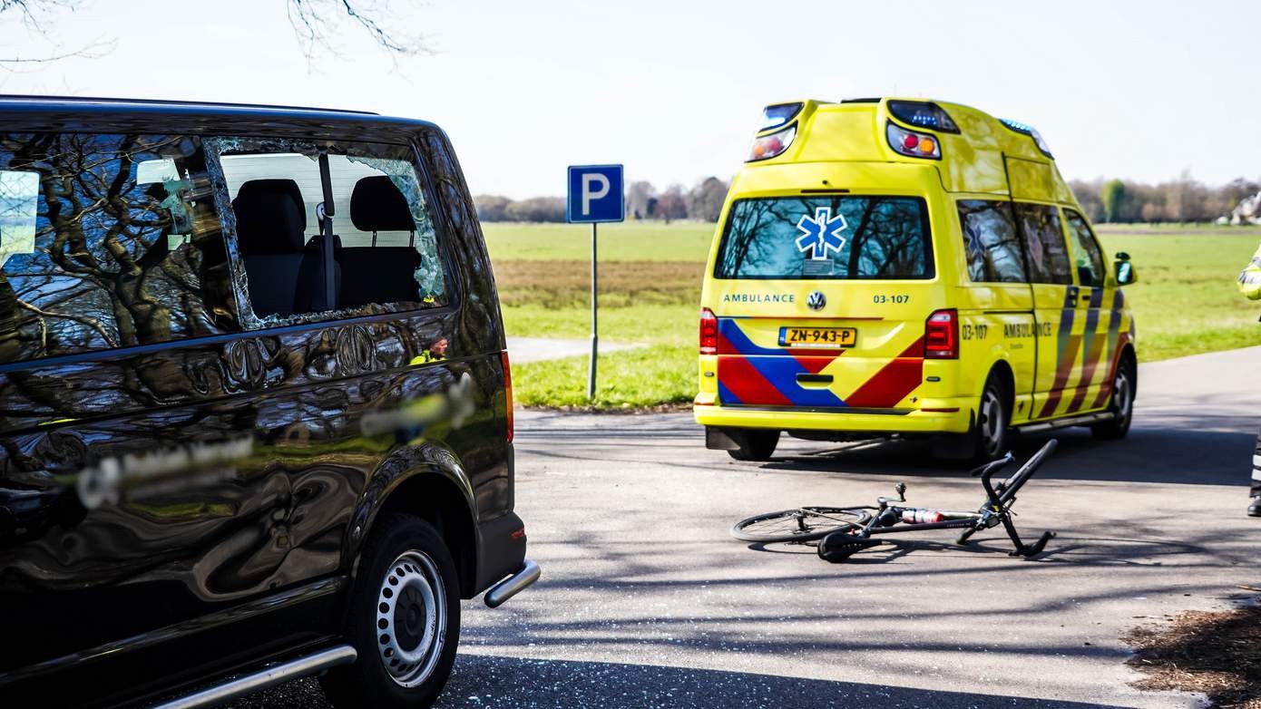 Wielrenner botst tegen raam van busje en raakt gewond