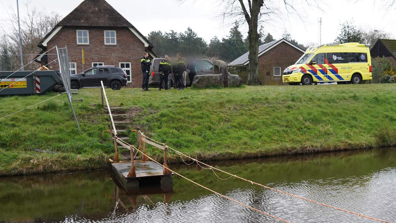 Fietsster valt van zelf gemaakt pontje en raakt gewond