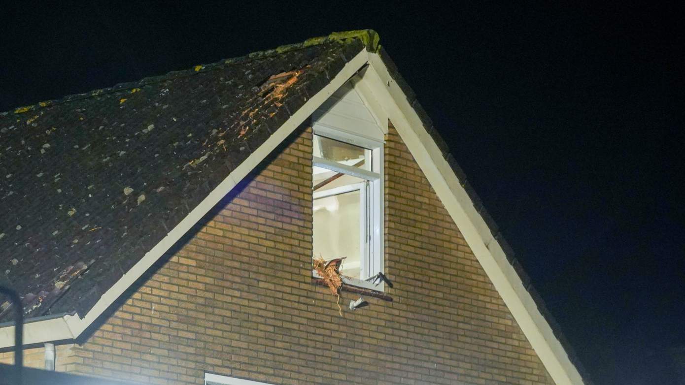 Bliksem slaat in bij woningen en meldingen van stormschade na onrustige nacht (video)