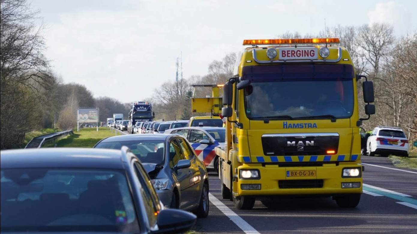 Kilometers file door ongeval met drie voertuigen op N34