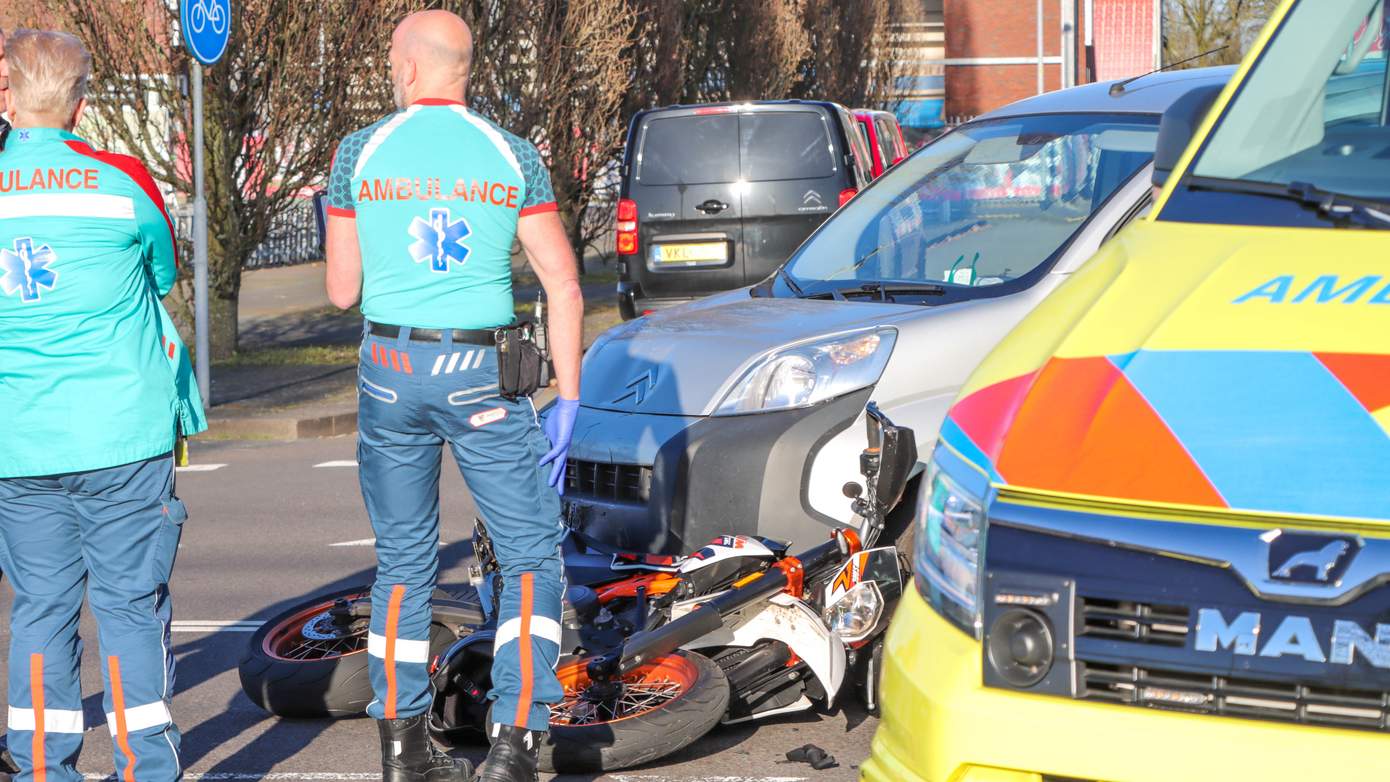 Brommer en busje botsen op kruising in Emmen