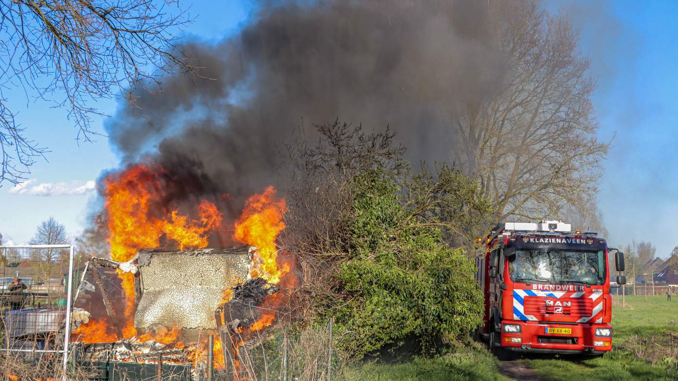 Politie doet onderzoek na mogelijke brandstichting in tuinhuisje op volkstuintjescomplex (video)