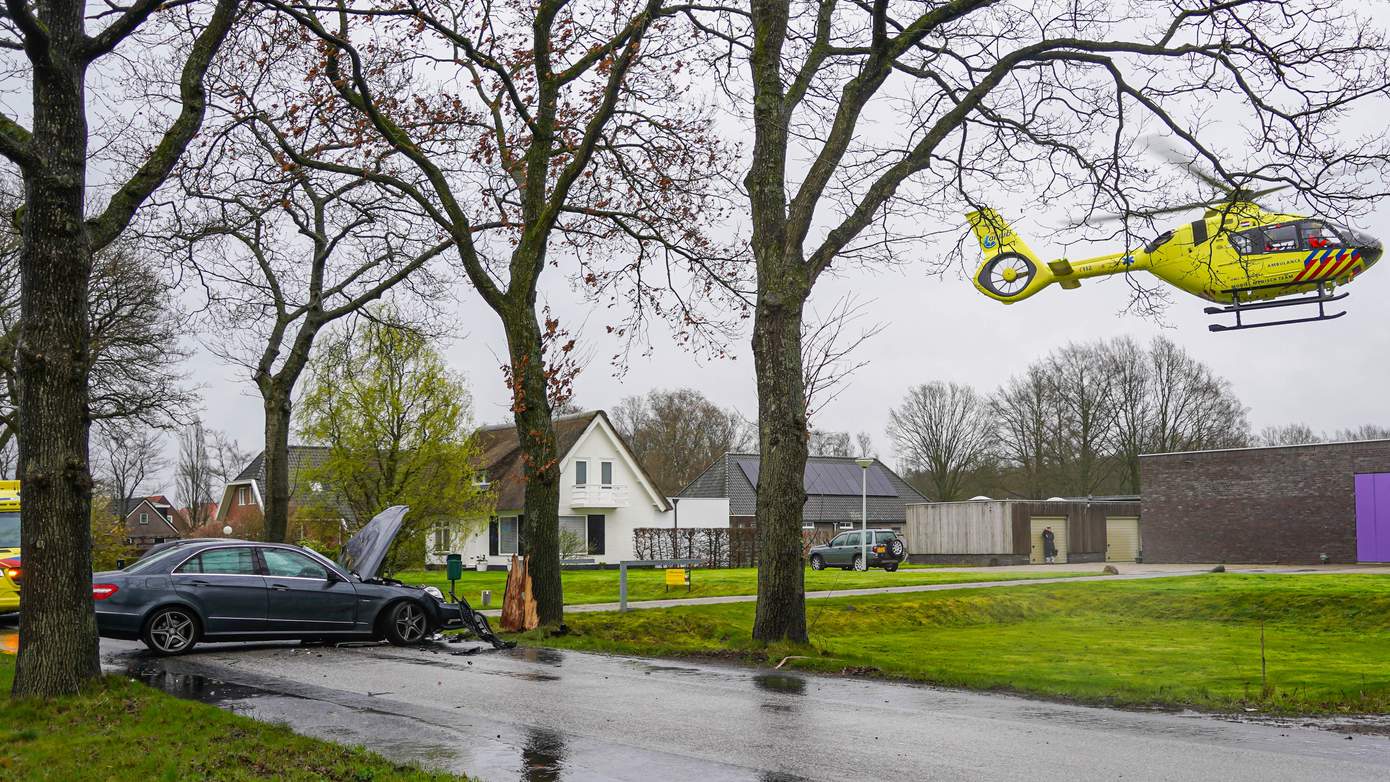 Traumahelikopter ingezet nadat inhaalactie tegen boom eindigt (video)