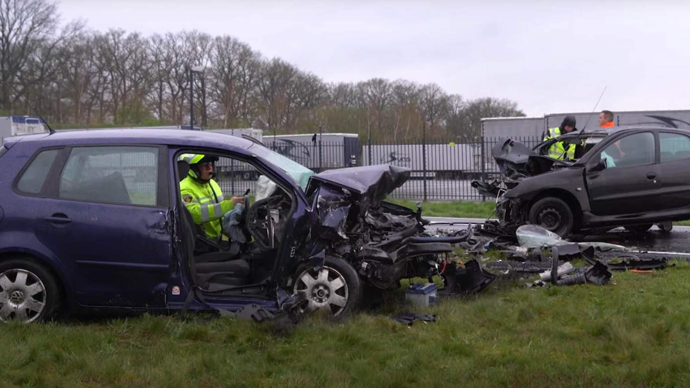 Traumahelikopter ingezet voor frontale aanrijding met twee gewonden (video)