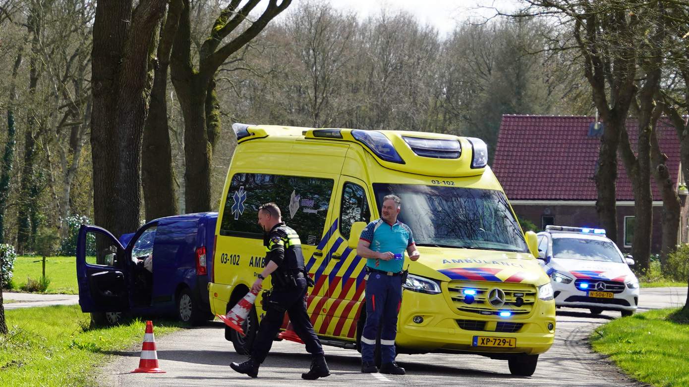 Gewonde nadat busje frontaal tegen boom rijdt