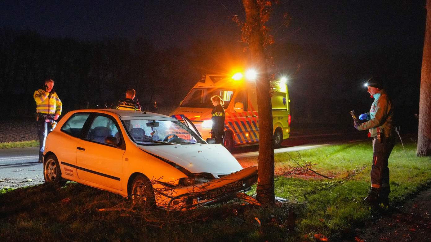 Automobilist gewond na botsing tegen boom in Wachtum (Video)