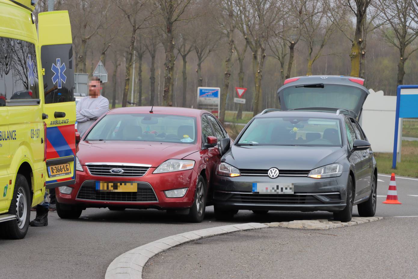 Gewonde bij botsing tussen twee auto's in Klazienaveen