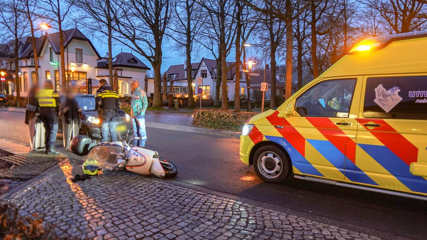 Scooterrijder gewond na botsing met auto in Zuidlaren