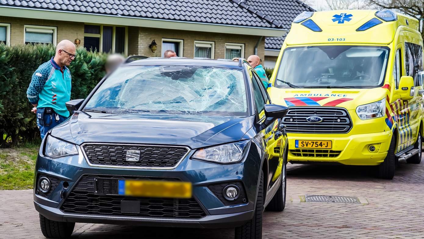 Forse aanrijding tussen auto en fietser in Rolde