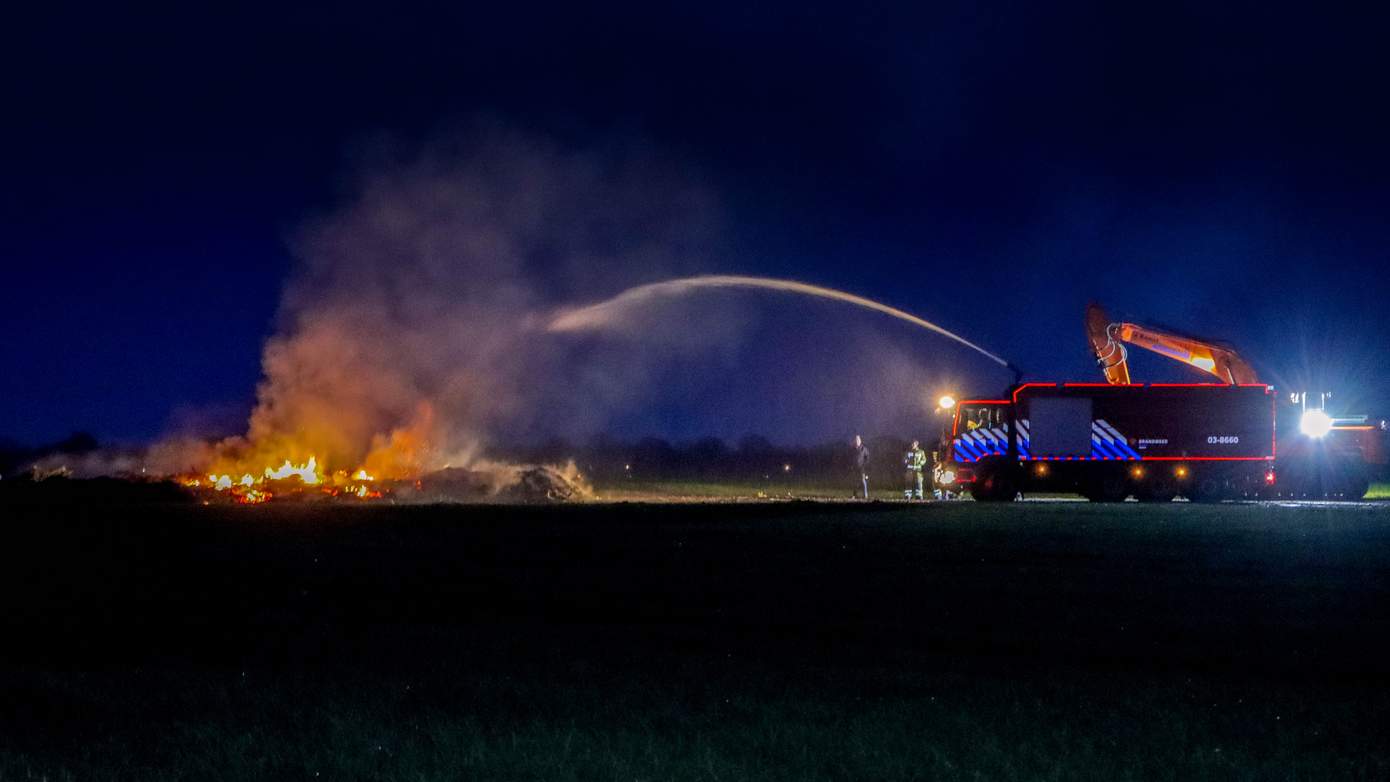 Brandweer blust forse brand in oude paasbult