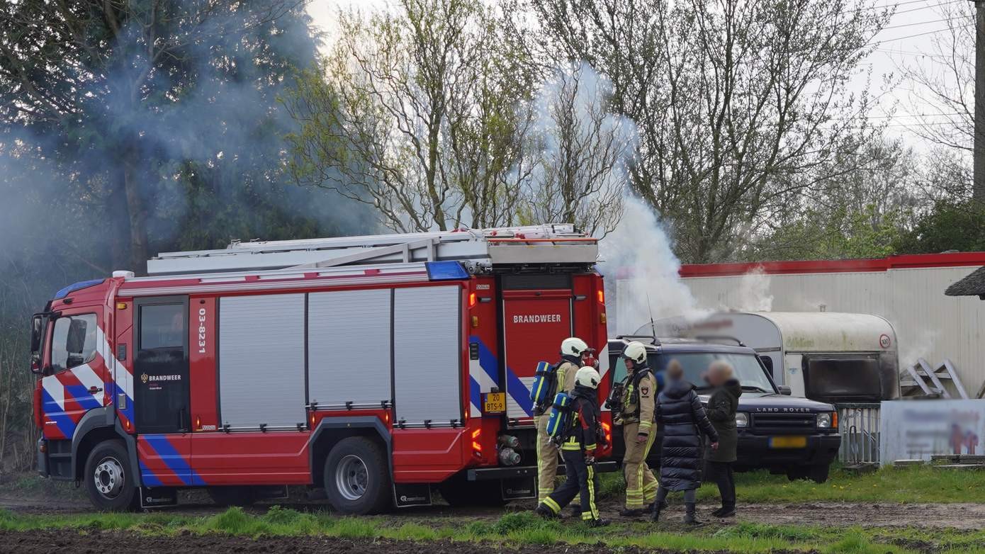 Caravan vliegt in brand en raakt zwaar beschadigd