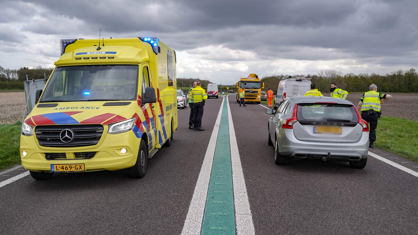 N34 ruim een uur dicht vanwege ongeval met meerdere voertuigen