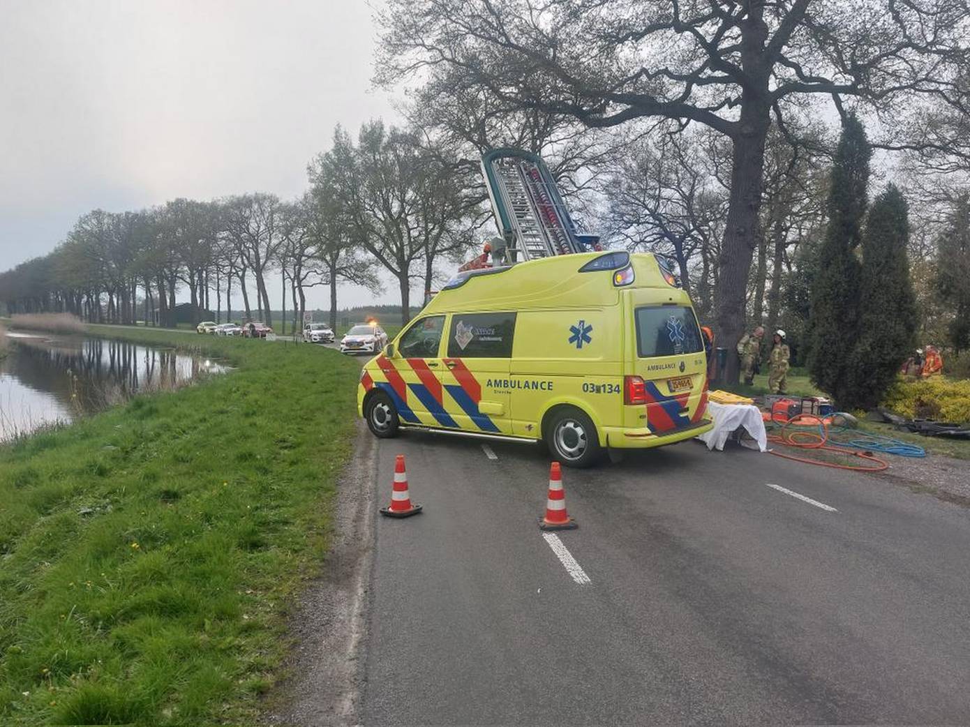 Traumahelikopter bij zwaar ongeval Wezuperbrug