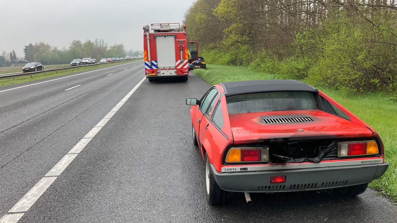 Vrachtwagenchauffeur blust autobrand en voorkomt erger