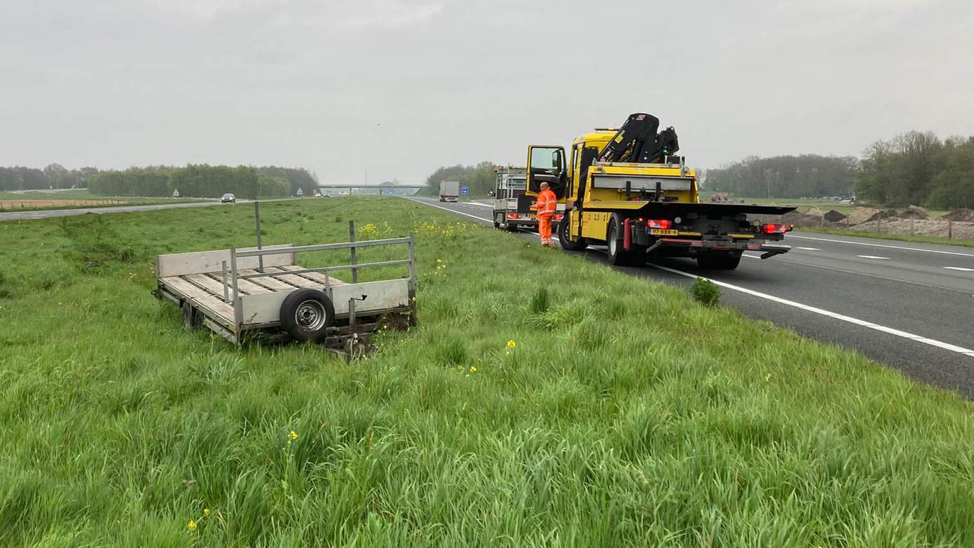 Aanhanger schiet los en komt in middenberm terecht